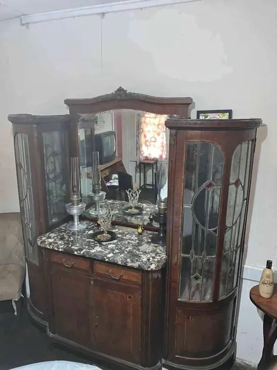 Aparador mesa silla y vestidor