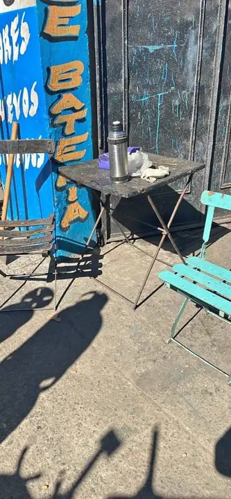 Mesa y 2 silla Quilmes chapa