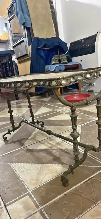 Mesita de bronce de estilo