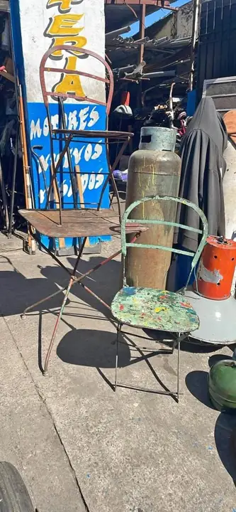 Mesa y 2 sillas Quilmes chapas se vende el lote