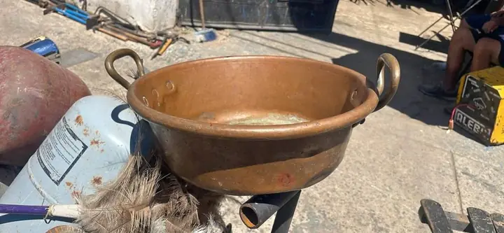 Antigua olla de cobre