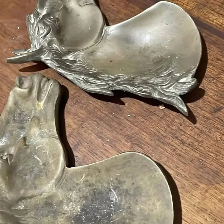 Antiguos ceniceros de bronce