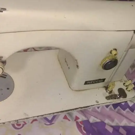 Máquina de coser necchi