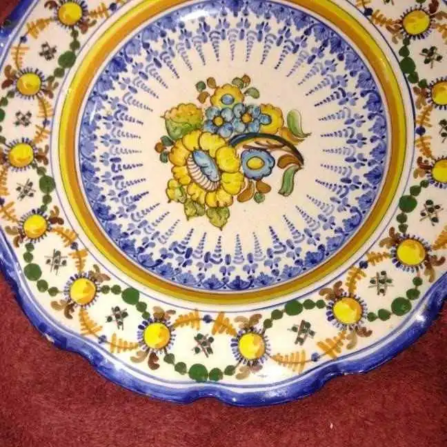 Plato fuente pintado a mano firmado