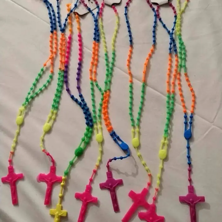 Rosarios de goma fluorescente .cada uno 10.000