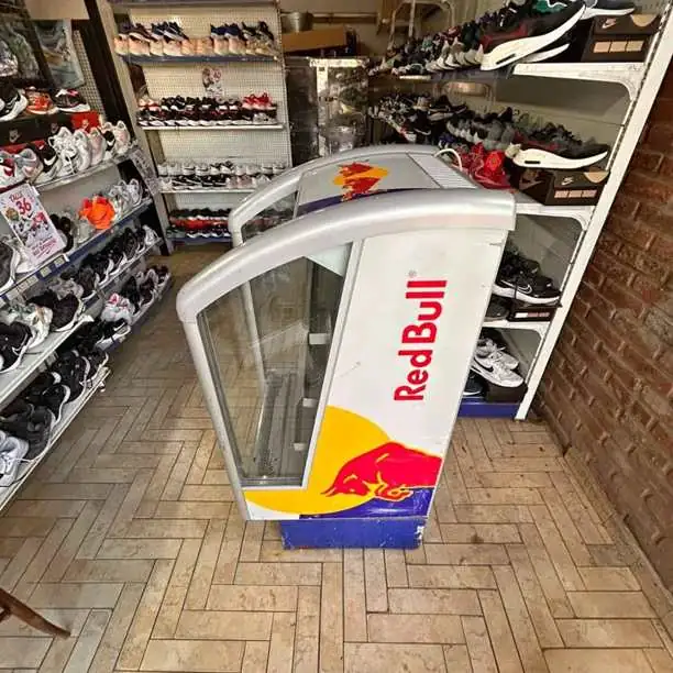 Heladera red bull