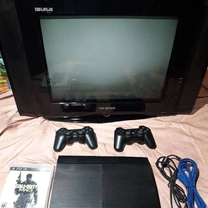 PS3 con dos joystick y un juego y televisor de pantalla plana con su control
