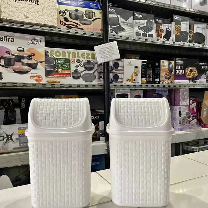 Sestos de basura con tapa vaiven