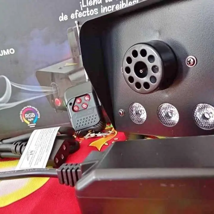 ¡Máquina de humo con luces LED RGB!