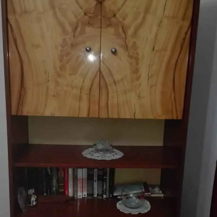 Mueble y vajillero laqueado