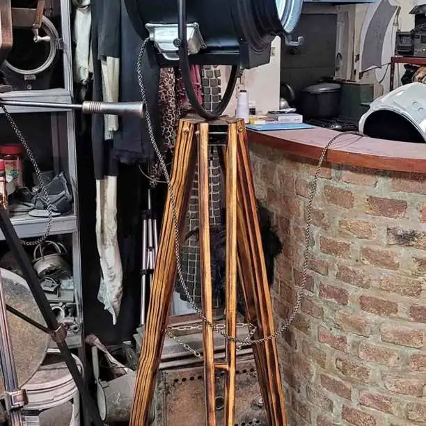Reflector cinematográfico original de 1930. Restaurado a nuevo con lampara incluida, tripode madera