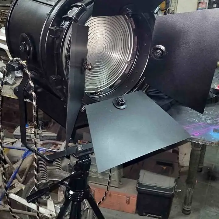 Reflector cinematográfico sobre tripode