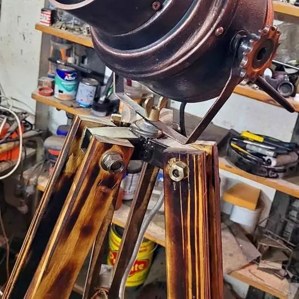 Tripode con lampara de diseño industrial