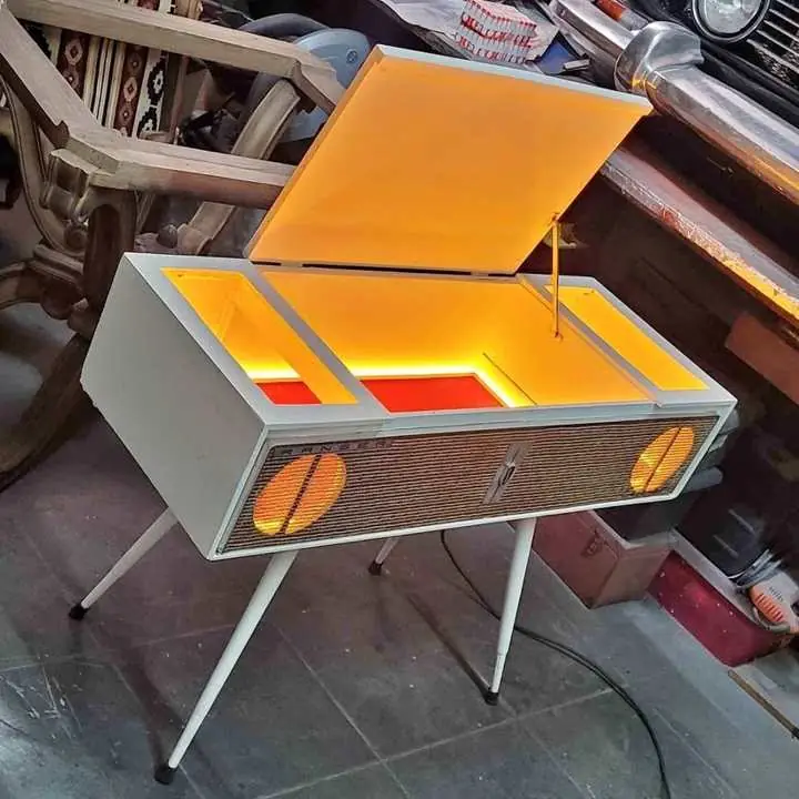 Antiguo combinado ranser restaurado y convertido en bar con iluminación
