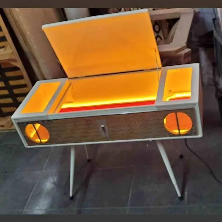 Minibar tocadiscos con luz