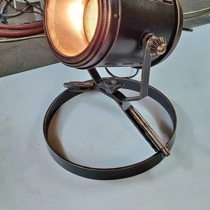 Lampara de mesa reflector antiguo con lampara incluida. Diseño industrial