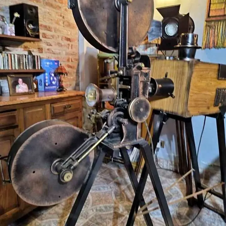 Antiguo proyector cinematográfico francés de 1914