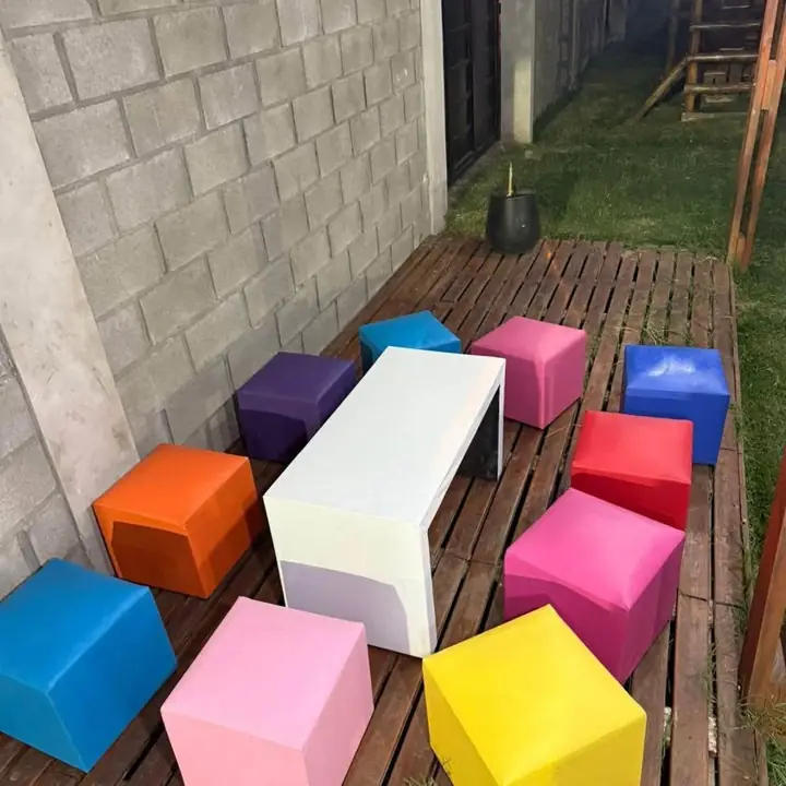 Se alquilan 10 minis puf multicolor más una mesita