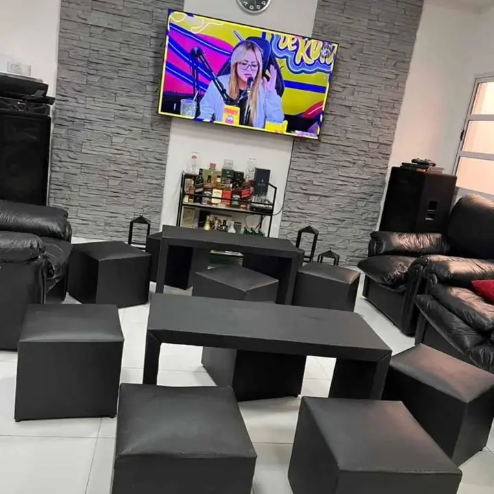 Se Alquilan 10 Puff más 2 mesitas puente color negro para Cualquier tipo de eventos Zona Sanjust