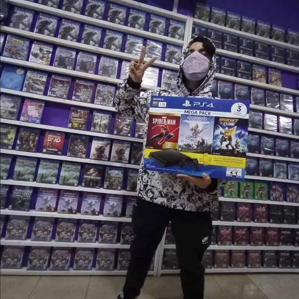 Consolas , local abierto al público