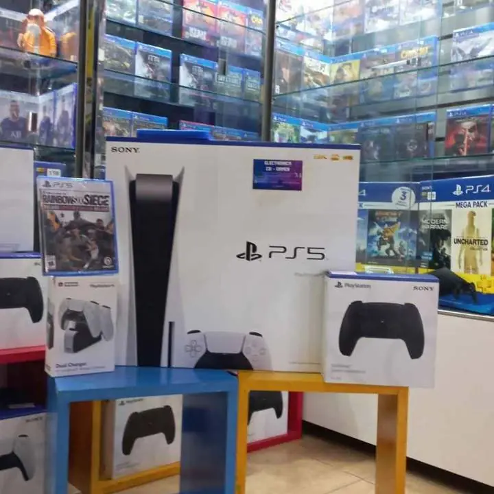 Super combo ps5 standard + joystick adicional + estación de carga + juego de regaló!