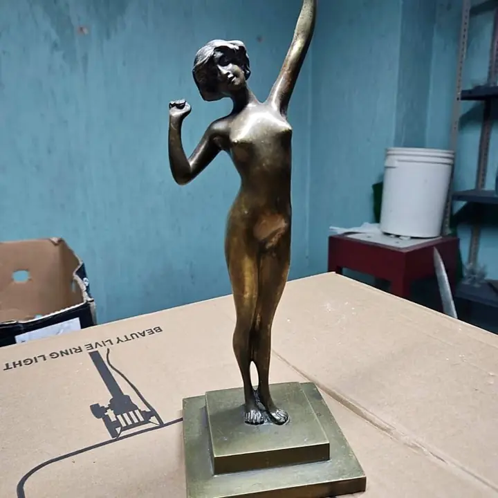 Estatuilla de bronce fundido