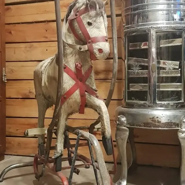 Caballo mecedora antiguo. fabicado en madera y cuero
