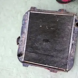 Radiador de ford taunus esta ipecable y tiene la tapa