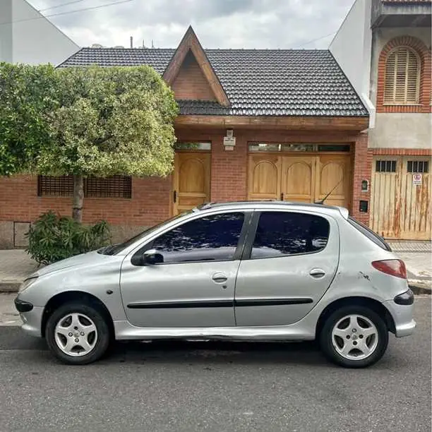 Vendo Peugeot 206 1.6 nafta año 2006 ideal apps cedula y 08 al dia motor 10 puntos 2.350DOLAR final