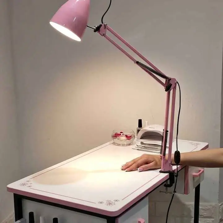 Lampara articulada pixar con morsa de metal manicuria uñas color rosa