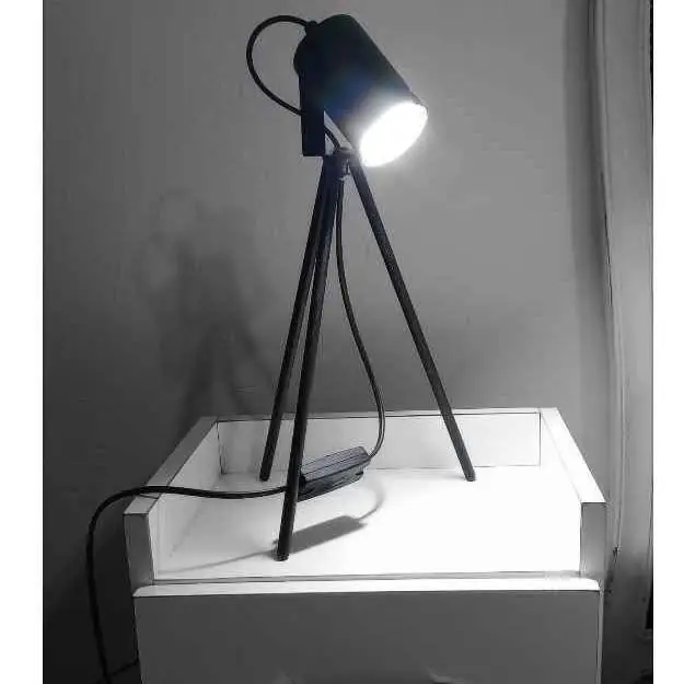 Velador industrial minimalista con lámpara dicroica