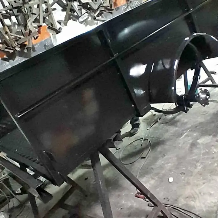 Vendo trailer 1.50 de largo más lanza 1.20 x 1 25 de ancho interior Altura 50 con puerta atrás reba