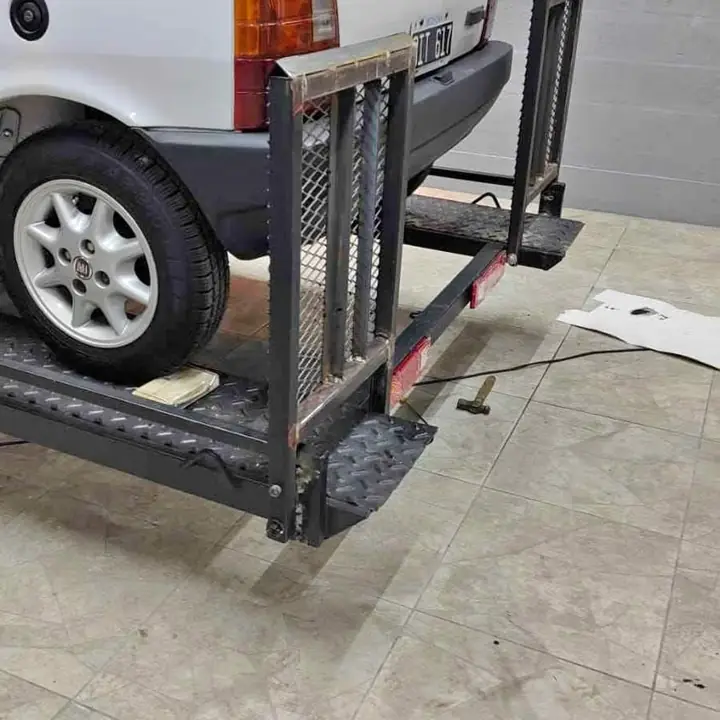 Vendo trailer 1.50 de largo más lanza 1.20 x 1 25 de ancho interior Altura 50 con puerta atrás reba