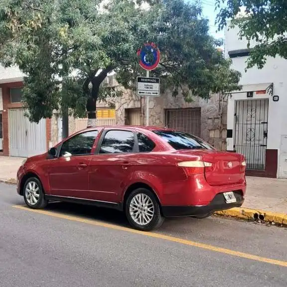 Fiat gran siena modelo 2014 full .bien de cubierta le funciona todo.el aire congela $4.900.000