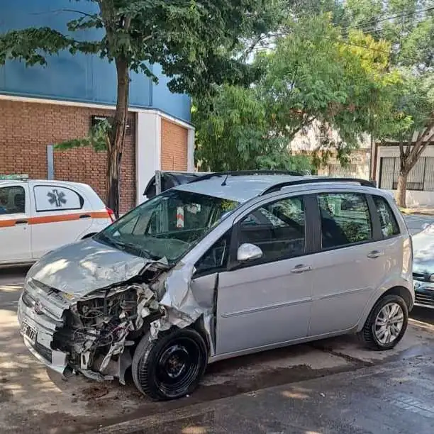 Leer bien. titular fallecido.fiat idea modelo 2015 la mas ful con GNC de 5TA 100 mil KILOMETROS$2.8