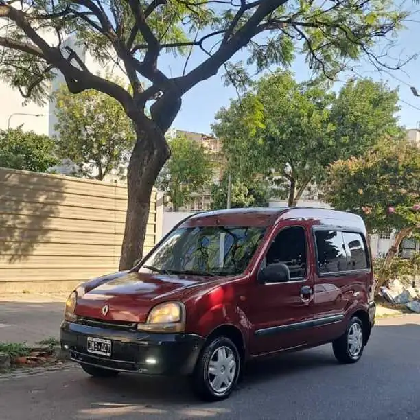Renault kangoo diesel 1.9 Modelo 2001 es la mas full Aire.direccion.3 fileras de acientos$4.500.000