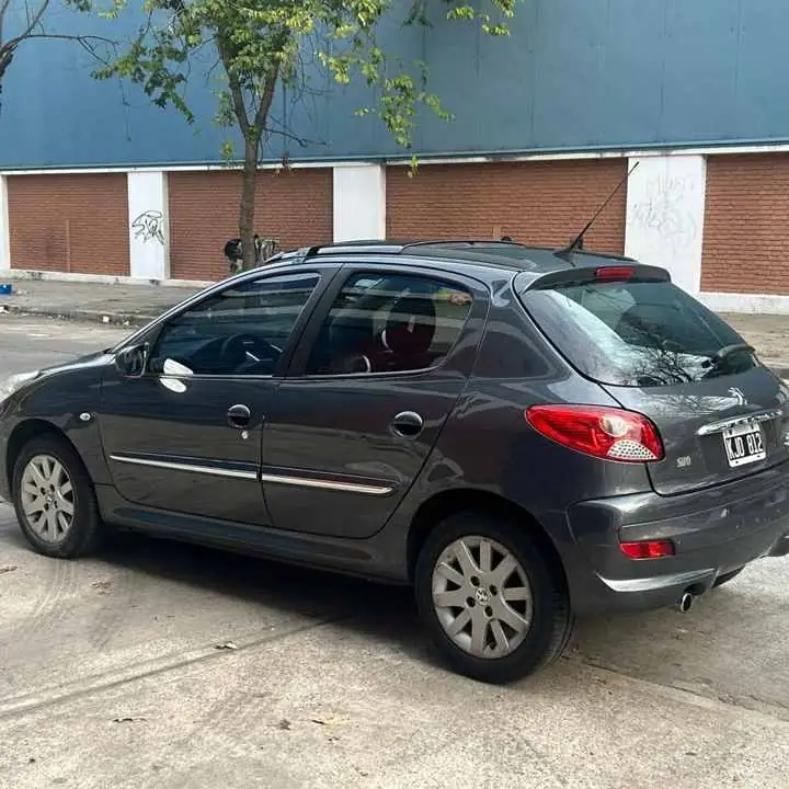 Peugeot 207 compact XT 1.6 2011 170.000km Aire,dirección, levanta cristales, llantas$7.5