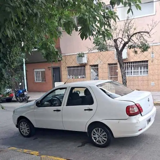 Leer bien! Fiat siena titular fallecido!modelo 2012.CON GNC bien de motor 4 gomas buenas $3.300.000