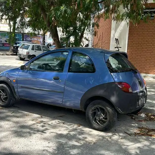 Ford ka 1998 en marcha Tengo solamente 08, tienen que ir y transferir al día$2.200.00