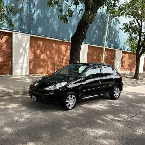 Peugeot 207 1.4 nafta allure modelo 2015.aire direccion levanta cristales. Todo funcionando perfecto