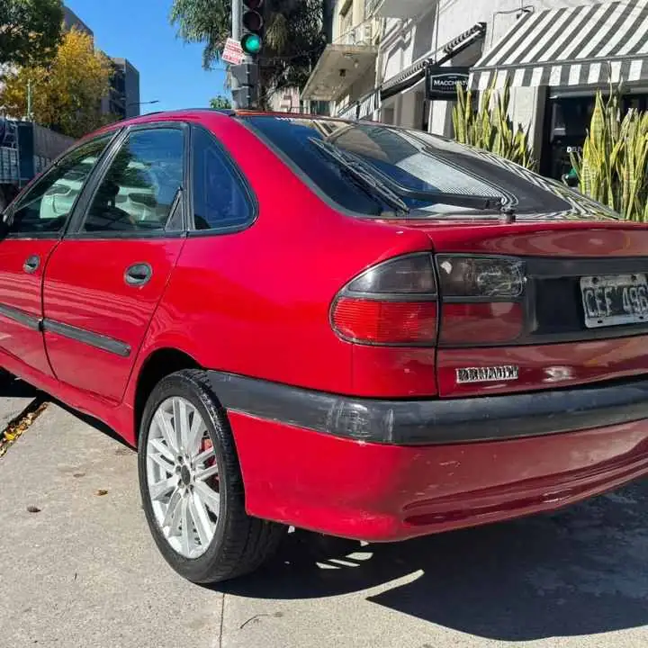 Se vende Renault Laguna 2.0 Rxe año 1999 mecánica muy buena funcionando 08 recién firmado $3.300.000