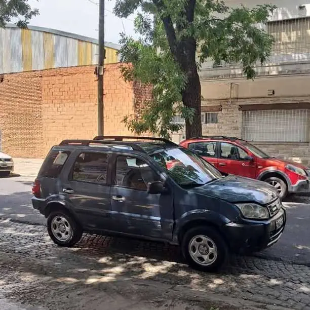Ford ecosport nafta 1.6 Modelo 2011 tiene detalles estetico nada grave bien de motor$4.200.000