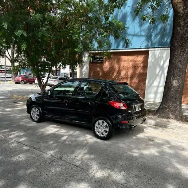 Peugeot 207 1.4 nafta allure modelo 2015.aire direccion levanta cristales. Todo funcionando perfecto