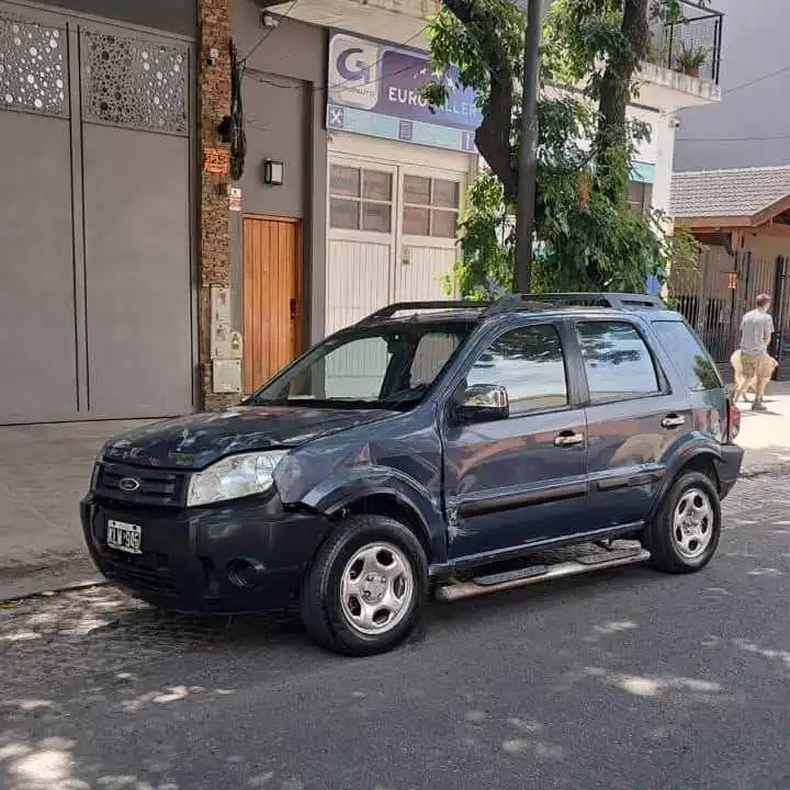 Ford ecosport nafta 1.6 Modelo 2011 tiene detalles estetico nada grave bien de motor$3.900.000