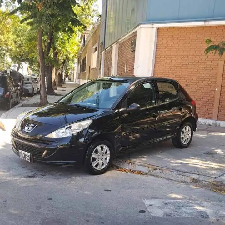 Peugeot 207 1.4 nafta allure modelo 2015.aire direccion levanta cristales. Todo funcionando perfecto