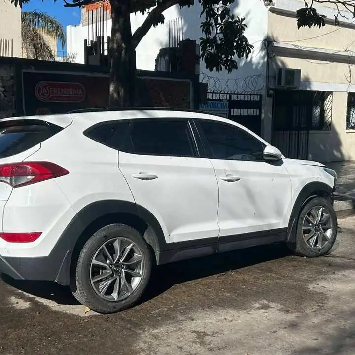 Hyundai tucson 2WD 2.0 nafta 2017 en marcha Tengo título y cédula verde$12.000.000
