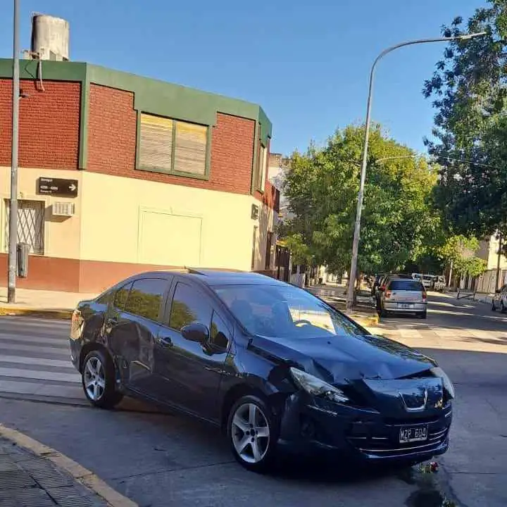 Peugeot 408 feline 2013 el mas full Cuero y navegador Choque delantero no toco tren delantero $6.3