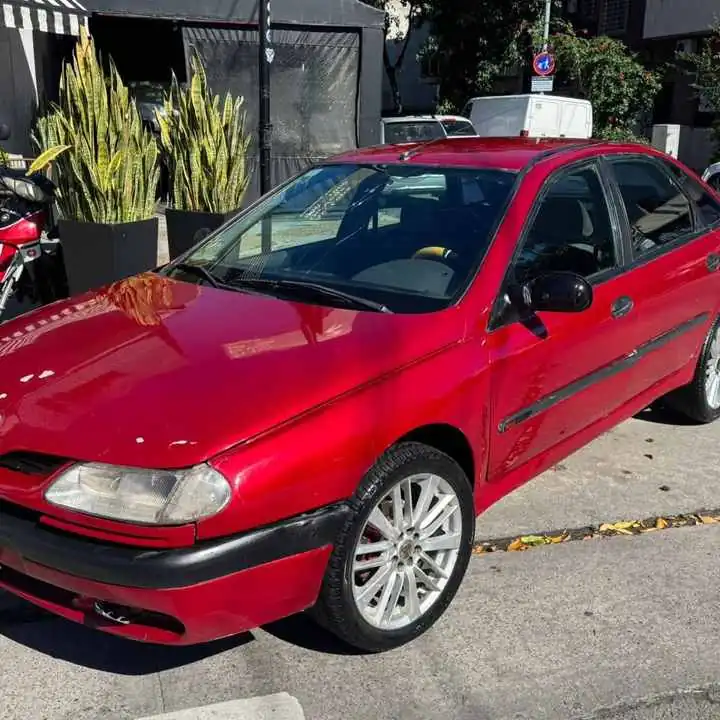 Se vende Renault Laguna 2.0 Rxe año 1999 mecánica muy buena funcionando 08 recién firmado$3.800.000