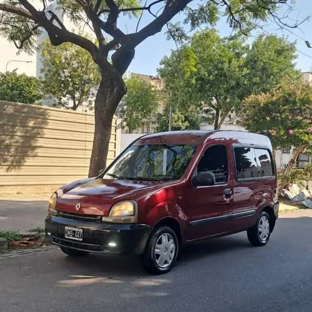 Renault kangoo diesel 1.9 Modelo 2001 es la mas full Aire.direccion.3 fileras de acientos$4.700.000
