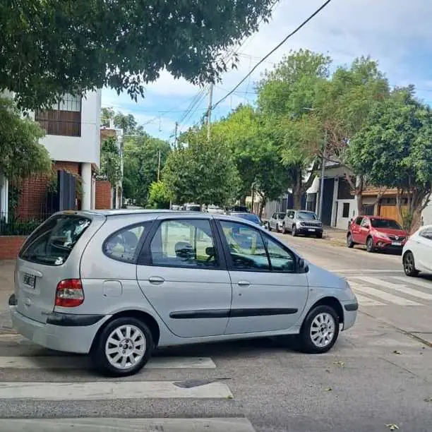 Renault scenic 1.9diesel Full full.aire direcion. Modelo 2005 Levanta cristales x4 cierre $3.700.00